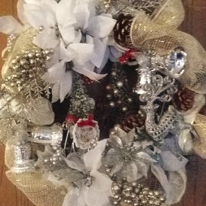 Beautiful Christmas Wreath Featuring the theme "Winter Wilderness," Stunning!!!